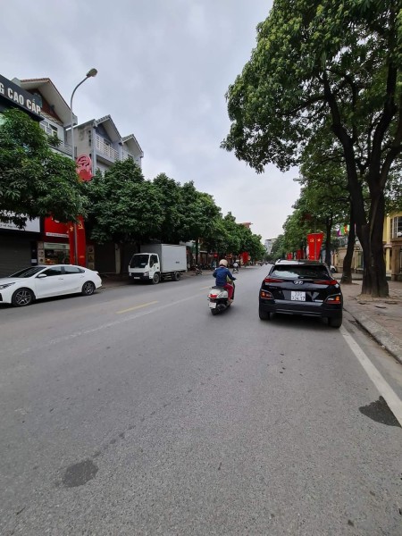 Bán nhà mặt đường Ngô Xuân Quảng , DT 90m MT 5m . dòng tiền 500 triệu/năm