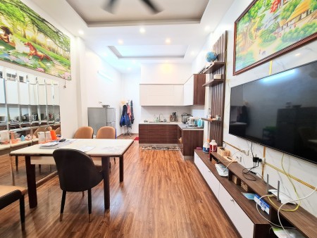 Bán nhà Bồ Đề, nhà đẹp tầm giá hiếm, diện tích sử dụng 31m2, giá bán 3,2 tỷ sổ sẵn giao dịch