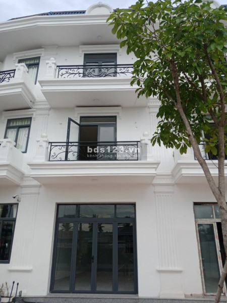 Nhà phố 2 lầu 1 trệt sở hữu vị trí tiềm năng tại trung tâm thành phố Bến Tre ngân hàng hỗ trợ