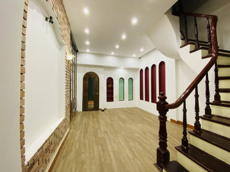 Mặt phố Nguyễn hoàng tôn 61m2 x 4 tầng, 1 hầm showroom, văn phòng, kinh doanh