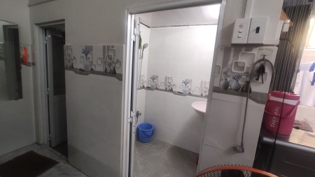 Cần bán nhà mặt tiền thoáng mát, sạch sẽ.