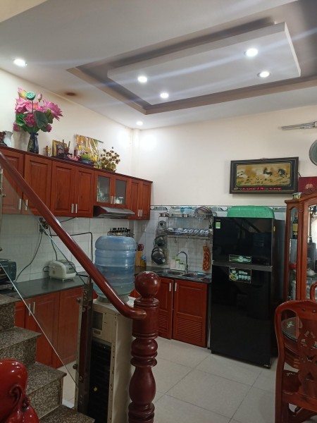 Kẹt tiền cần bán gấp nhà Bùi Thế Mỹ, Tân Bình sát mặt tiền đường, hẻm 4m, 3PN, giá rẻ