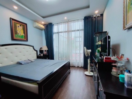 Bán nhà nguyên căn siêu đẹp 10m ra hồ Bồ Đề gần phố dt 50m2, 5 tầng gí 5x tỷ, Long Biên