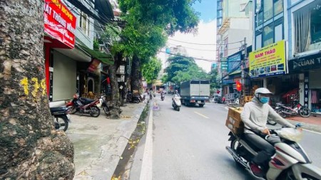 Bán nhà mặt phố Đê La Thành, Ba Đình, dtsd 33m2, 2 tầng đúc, giá bán 7.2 tỷ, vỉa hè khủng