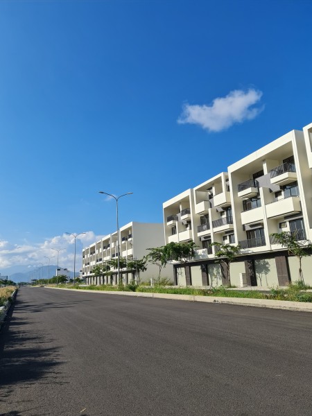 Cần bán nhà mặt tiền đường 1A, 4 tầng kiên cố. Trung tâm KĐT VCN Phước Long 2