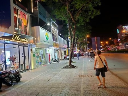 Chính Chủ Bán Nhà Mặt Phố Kim Mã Quận Ba Đình dtsd 60m2 5 tầng mt 4,6m giá 19.8 Tỷ