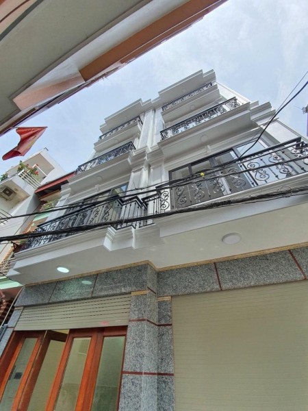 Nguyễn Văn Cừ, SĐCC, 45m, tầng, Mt 4m, Đông - Nam, vài bước ô tô tránh. Lh : 0909258391