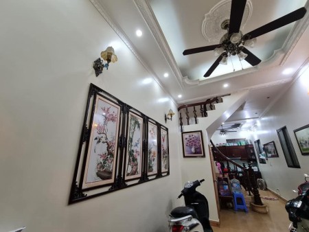 Bán nhà Đống Đa giá bán 5 tỷ, diện tích sổ sẵn 55m2, nhà 5 tầng đúc mặt tiền 4m, tặng nôi thất