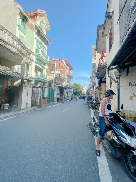Nhà mặt phố khu Nguyễn Văn Cừ, Quận Long Biên diện tích sử dụng 140m giá bán 11 tỷ
