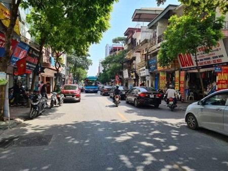 Nhà mặt phố ngõ 298 Ngọc Lâm, kinh doanh sầm uất, giá bán 7.7 tỷ, liên hệ 0943099577