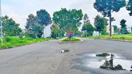 Duy nhất cặp nền biệt thự tại trung tâm Quận đối diện là khu phức hợp 5 sao duy nhất ở miền Tây
