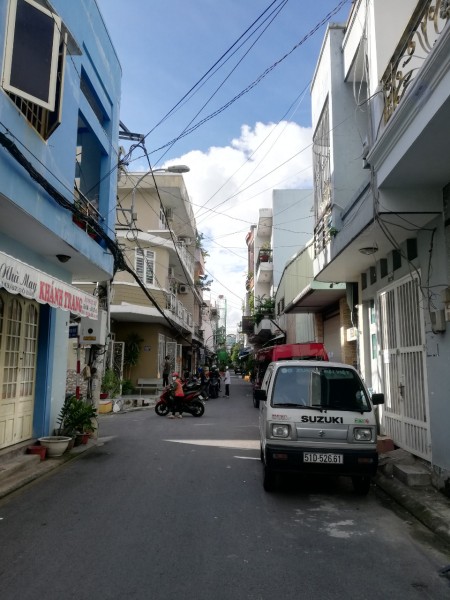 Nhà mới ở ngay. Hẻm an ninh, xe hơi tránh. Đường Gò Dầu. 4,2 tỷ.