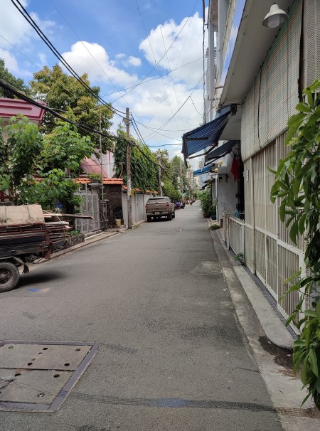 Bán nhà 373 Lạc Long Quân diện tích sử dụng 20m2, khu dân trí cao, hxh, giá bán 2 tỷ 58