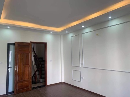 Bán nhà nguyên căn ở Thái Hà, ô tô đỗ cửa, giá chỉ hơn 5 tỷ, pháp lý đủ, có sẵn nội thất
