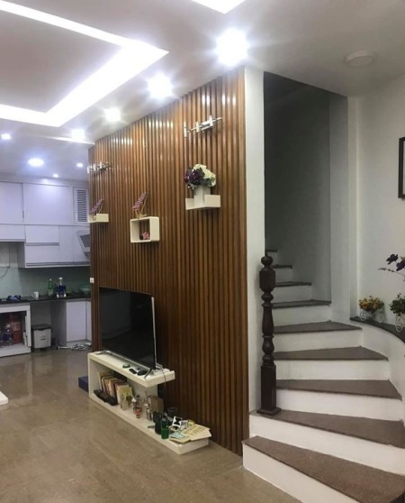 Bán nhà nguyên căn ở Hoàng Ngọc Phách, Đống Đa, giá bán 1.9 tỷ, ngõ ô tô tránh, gần phố lớn