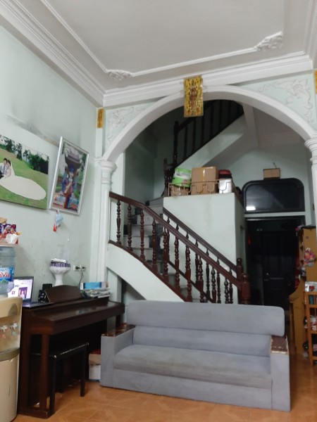 Cho thuê nhà ngõ 7 Thái Hà, diện tích sử dụng 40m2, 3 tầng, giá 12 triệu/tháng lh 0819260618