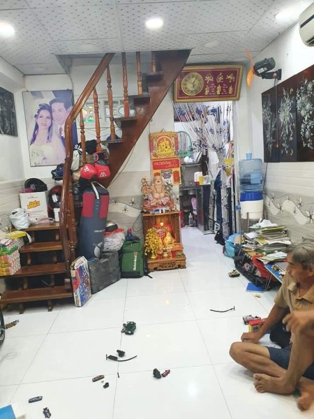 Bán nhà: 1 hẻm CMT8, phường 13, quận 10. Diện tích sử dụng 45m2, 2 lầu. Giá 4.8 tỷ.