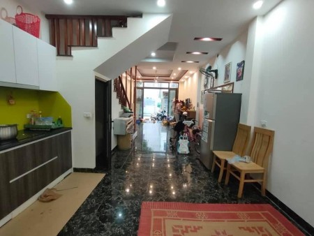 Trung tâm Quận Ba Đình, bán gấp nhà phố Ngọc Khánh, dtsd 65m2, 5 tầng, giá chỉ nhỉnh 4 tỷ