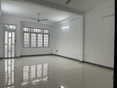 Nhà Hẻm Xe Hơi đường D1 diện tích 5,2x25m 1 trệt 2 lầu phù hợp văn phòng công ty
