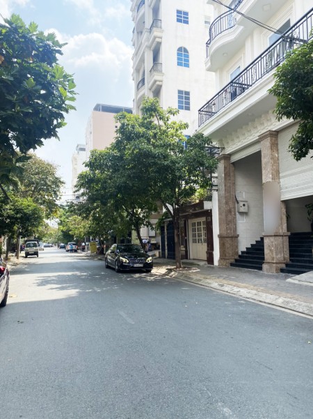 Bán nhà 2 lầu mặt tiền đường số phường Tân Quy, Quận 7 giá bán 10.6 tỷ, sổ sẵn chính chủ