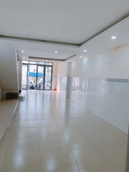 Cho thuê gấp nhà nguyên căn có mặt bằng lớn Quận 10, chính chủ giấy tờ pháp lý đầy đủ