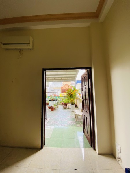 Phòng rất đẹp ban công trồng cây trung tâm hành chính Dĩ An cần cho thuê, lh 0917686001