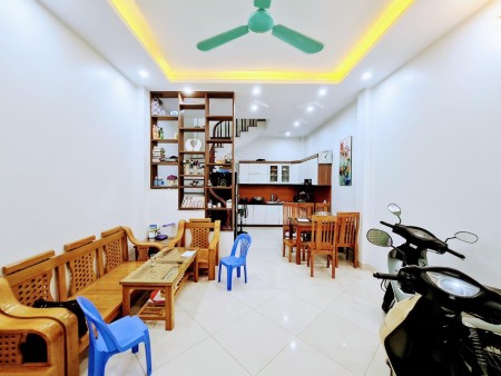 Đường Giải Phóng, nhà 5 tầng mới đẹp, gần ô tô tặng nội thất xịn về ở được ngay, giá tốt