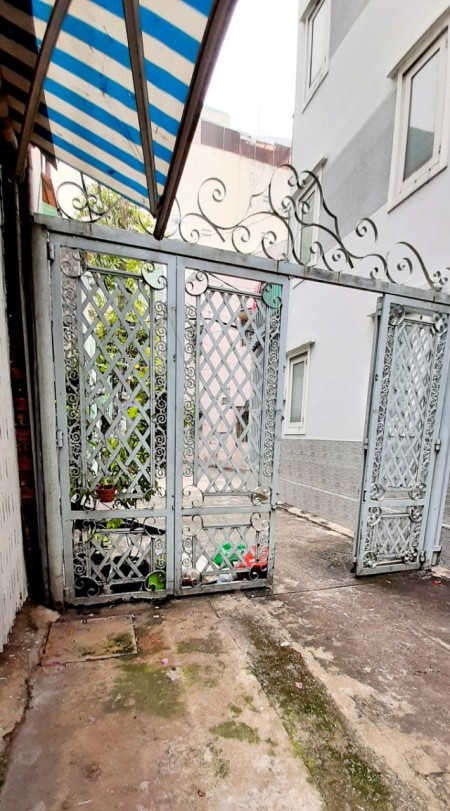 Cho thuê nhà nguyên căn hẻm 182 Bạch Đằng, P.24, Q.Bình Thạnh.Có 4PN. Gía 12.5tr/tháng