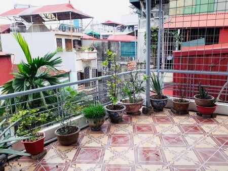 Cần bán gấp nhà Hào Nam Đống Đa, lô góc, ngõ thông nhà đẹp 40m2 mặt tiền 4,5m.
