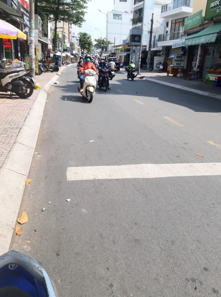 Cần bán gấp nguyên căn 1 trệt, 3 lầu đúc kiên cố, sổ hồng trao tay, tặng nội thất đầy đủ