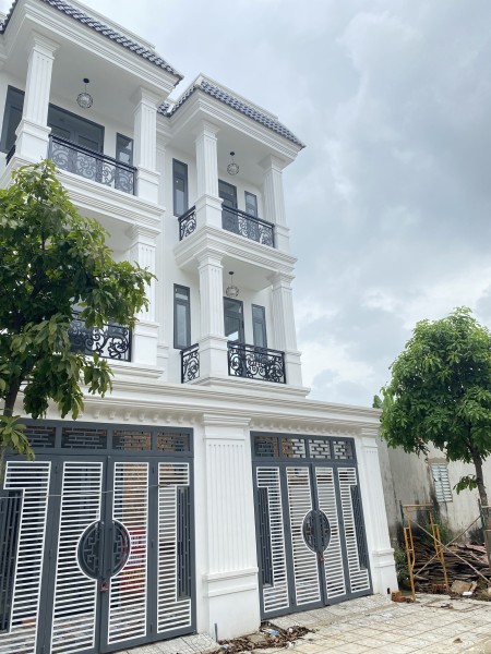 Nhà phố nguyên căn giá rẻ 1 trệt 2 lầu đúc, trung tâm thành phố Dĩ An, sổ đổ hoàn công
