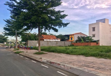 Gia đình cần bán đất ngay khu dân cư đường 10 sổ sẵn bao sang tên, giá tốt, khu dân cư
