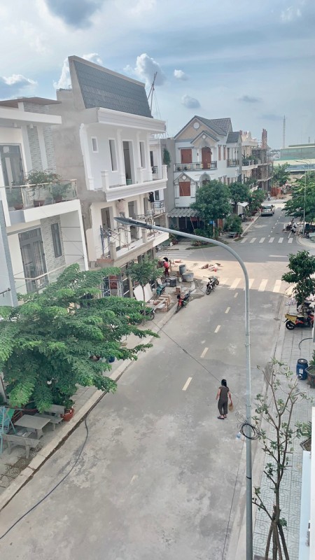 Bán Nhà 1 trệt 2 lầu 3pn, giá mềm, sang tên công chứng ngay, sổ hồng riêng, hoàn công đầy đủ