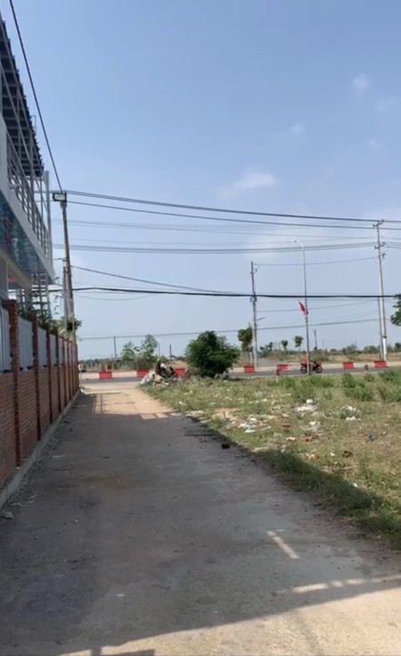 Cần tiền làm ăn nên bán lô đất chính chủ, sổ hồng trao tay, vị trí đắc địa, giao thông thông thoáng