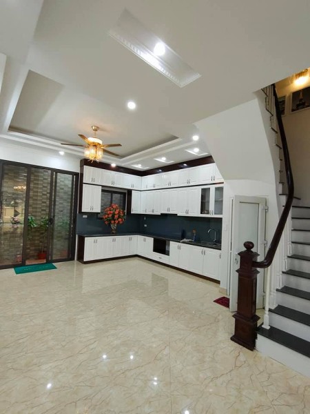 Phân lô Hoàng Quốc Việt 40m2, gara ô tô kinh doaanh, giá bán chỉ 6 tỷ, sổ đỏ chính chủ hoa hậu