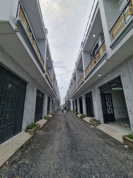 Nhà mới xây sát chợ Bình chánh, sổ hồng riêng từng căn, ngân hàng hỗ trợ 70% giá trị