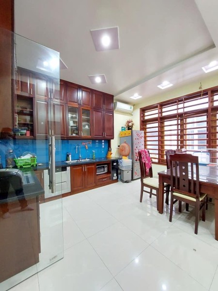 Bán nhà Phố chợ Khâm Thiên diện tích 41m2 giá bán 3.5 tỷ trung tâm Đống Đa, gần hồ, ở ngay
