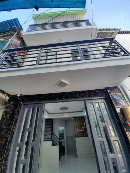 Bán nhà Lạc Long Quân diện tích sử dụng 26m2, nhà đẹp rộng, 3 tầng nở hậu, giá chốt 2tỷ6