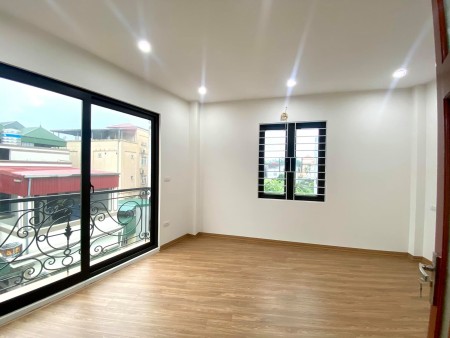 Hàng hiếm lô góc ô tô đỗ cửa Bát Khối, Long Biên, dt 33m2 5 tầng, mt 8, nhỉnh 2 tỷ lh 0911910586