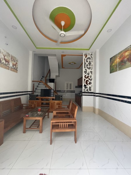 Vợ chồng về quê bán nhà 1 trệt 1 lầu 490 triệu, thương lượng công chứng trong ngày