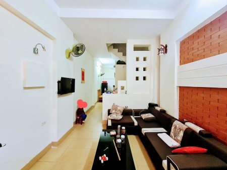 Cần bán nhà chính chủ khu vực Định Công, dtsd 41m2, hai mặt thoáng, gần đường ô tô
