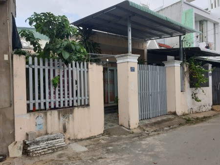 Cần bán gấp nhà mặt tiền 141 m2 hướng Đông Quận 9, SHR, 3PN, 2WC, sân đậu xe hơi
