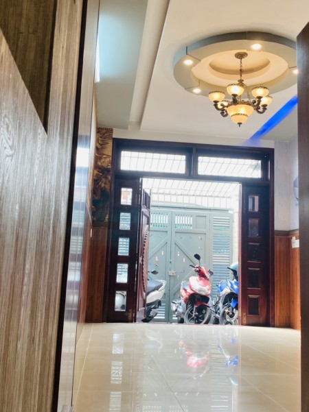 Bán nhà mặt đường tại Lê Thị Hồng Gấm, Quận 1, sổ hồng chính chủ, bàn giao ngay