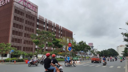 Nhà mặt tiền đối diện Aeon Mall đang thuê KD hơn 30 triệu/tháng giá bán 9,7 tỷ, lh 0921990402