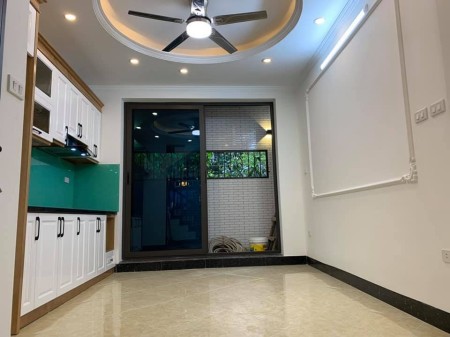 Trần Thái Tông Nhà gần Đại sứ quán Mỹ, diện tích 55mx5, giá 5.9 tỷ(có thương lượng)