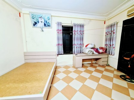 Siêu hiếm cần bán nhà diện tích 50m2, 4 tầng, mặt tiền 5.5m, gần ô tô giá chỉ 3.5 tỷ, sổ sẵn