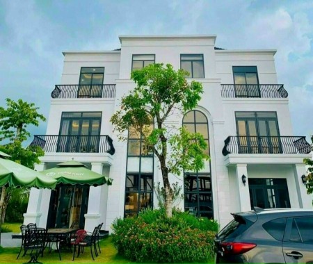 Nhà biệt thự sân golf chỉ cần trả trước 700tr . Ngân hàng cho vay 24 tháng không lãi suất.