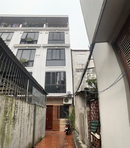 Bán nhà Dương Quảng Hàm Cầu Giấy 32,5m2, 5 tầng- Nhà thoáng sáng, thiết kế hiện đại
