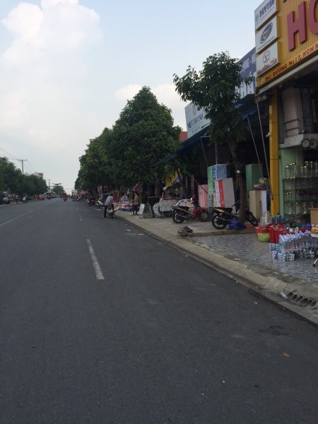 Nhượng gấp lô đất 300m2(10x30) đối diện chợ, sát KCN đường 16m thông Quốc Lộ 13