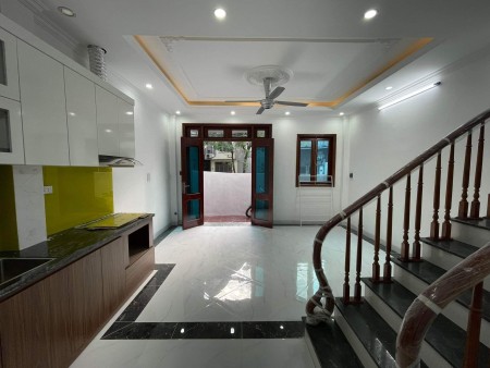 Chính chủ bán nhà tại Mễ Trì dt 31/33m, 5 tầng mặt tièn 4.8m, giá bán 3.65 tỷ lh 0985709889